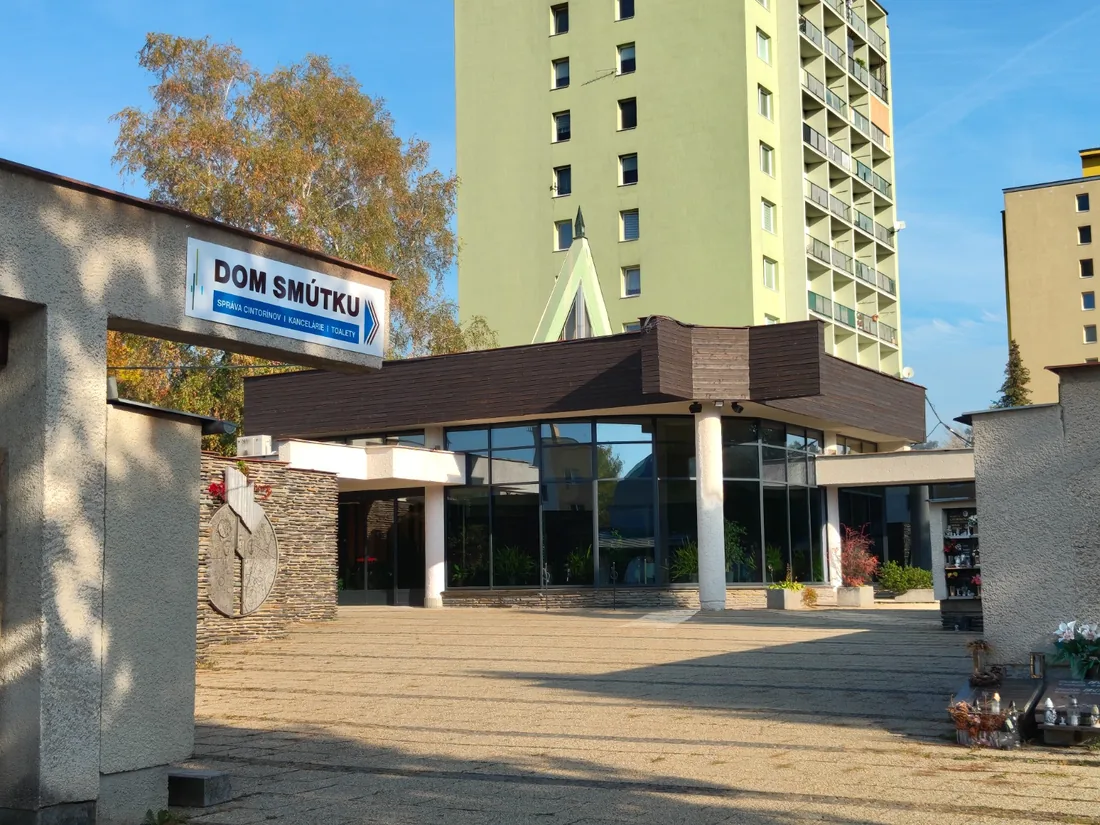 Vstup do domu smútku v Spišskej Novej Vsi s presklenou fasádou